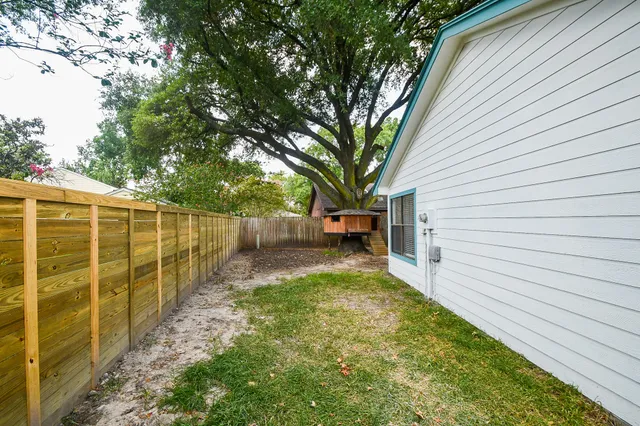 a view of a backyard with pathway