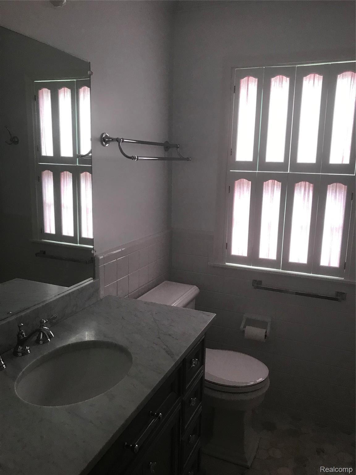 551 Roslyn Road Grosse Pointe, MI 48236 - Photo 10 of 15 roslyn bathroom.jpg