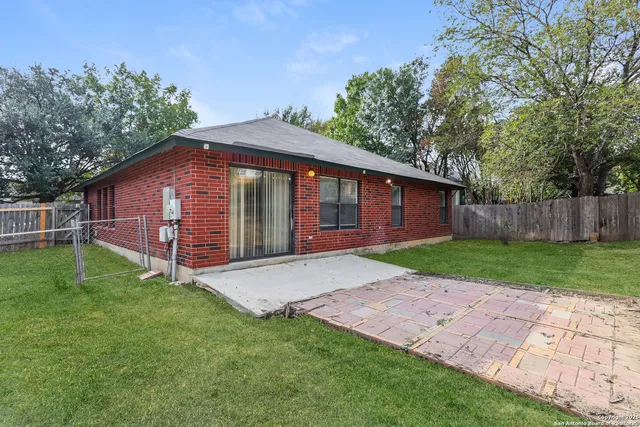 a view of front of a house with a yard