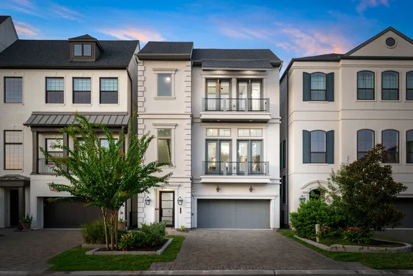 $2,695,000 | 111 Vue Pt Place, The Woodlands, TX 77380