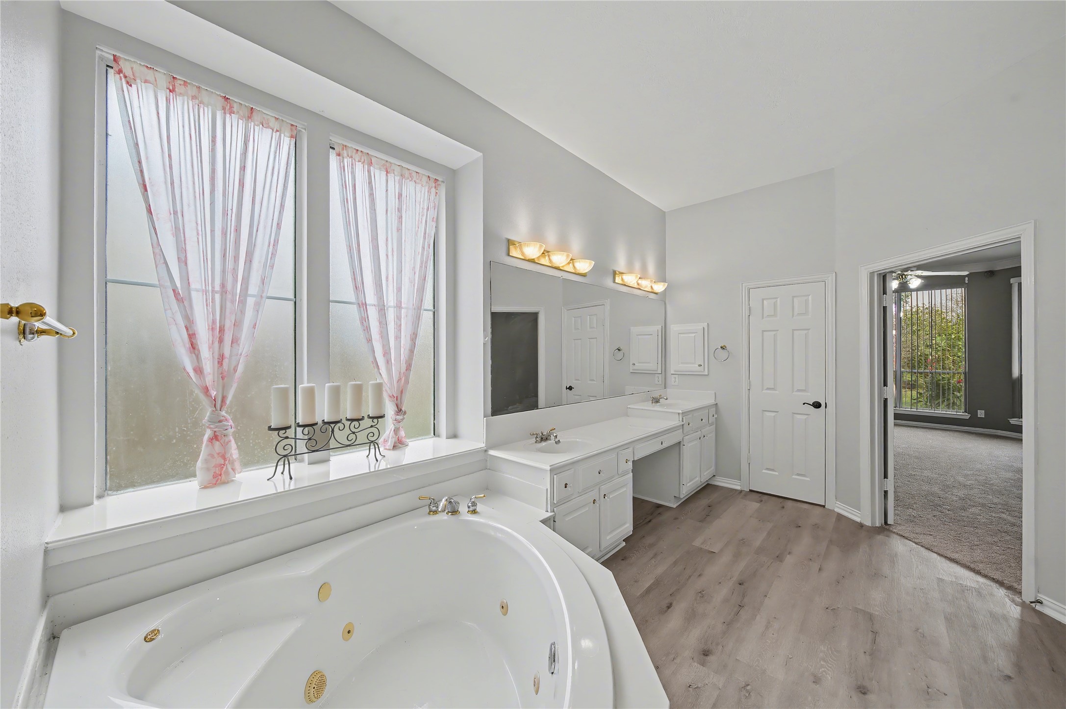5403 Emerald Pointe Lane Sugar Land, TX 77479 - Photo 20 of 50 a large bathroom with a tub sink and mirror
