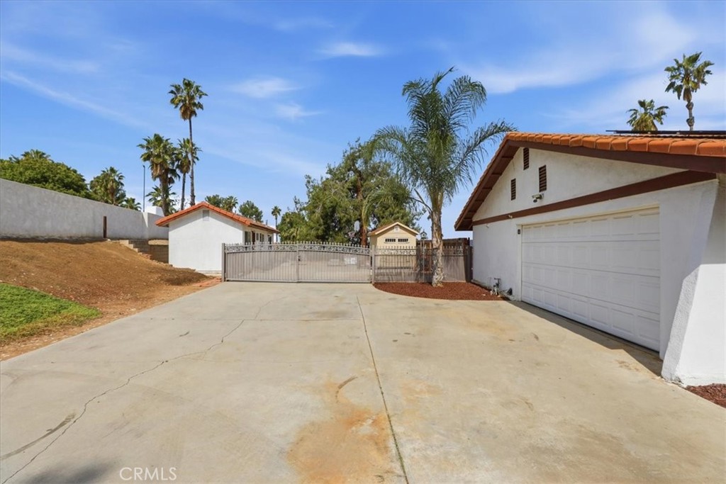 15745 Saddleback Road Riverside, CA 92506 - Photo 40 of 42 Garage and Parking/RV Access