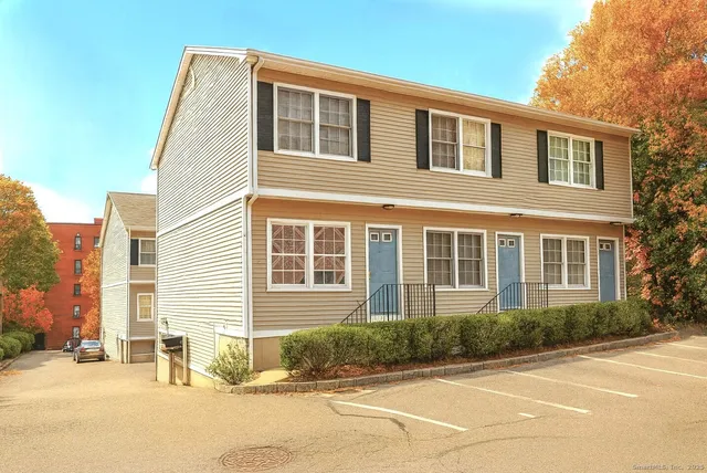 $3,200 | 48 Strawberry Hill Avenue, Unit 11, Stamford, CT 06902