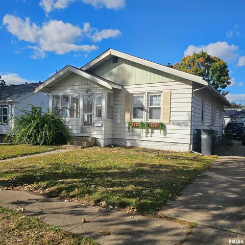 $749 | 909 St Julian Street, Unit 2, Pekin, IL 61554