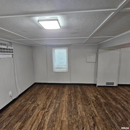 $749 | 909 St Julian Street, Unit 2, Pekin, IL 61554