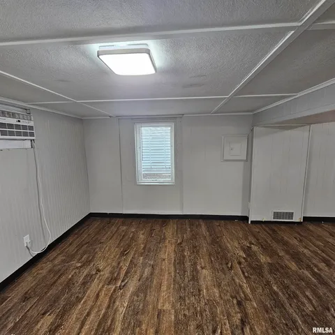 $749 | 909 St Julian Street, Unit 2, Pekin, IL 61554