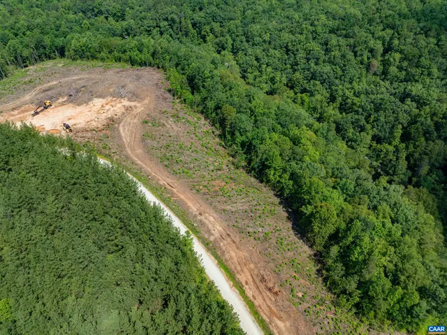 a view of a yard with a house