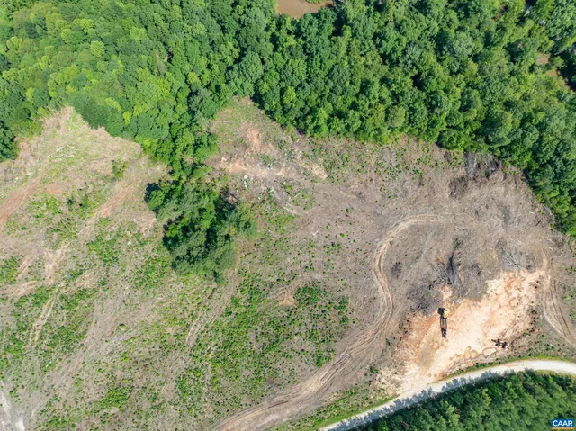 a view of a yard in front of the house