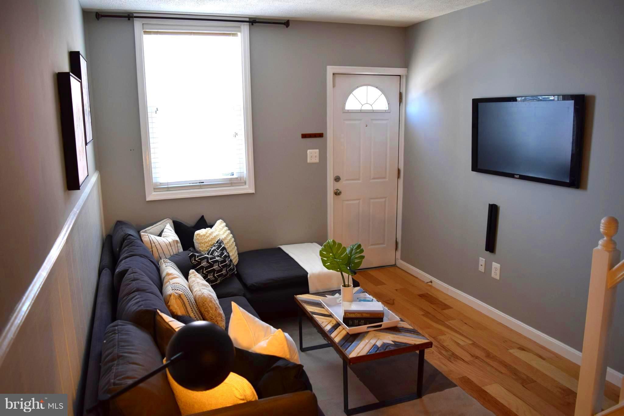 1202 Cooksie Street Baltimore, MD 21230 - Photo 4 of 23 Living Room