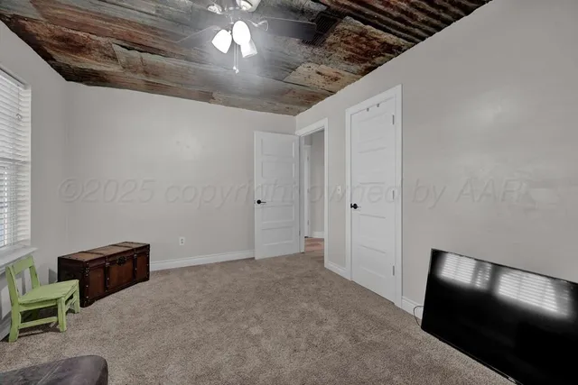 a view of livingroom with furniture