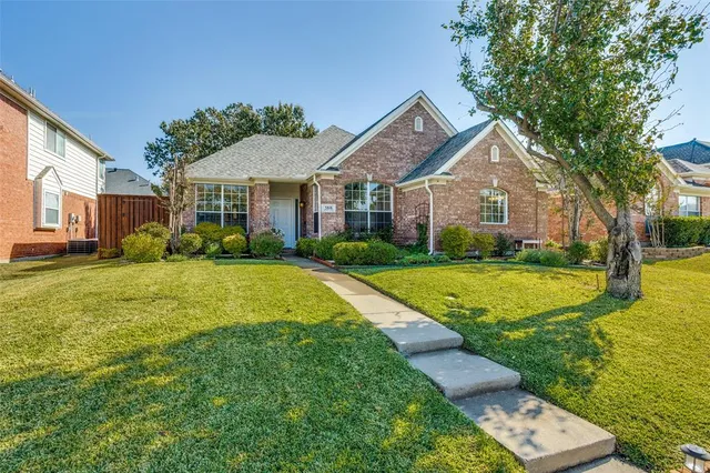 a view of house with garden