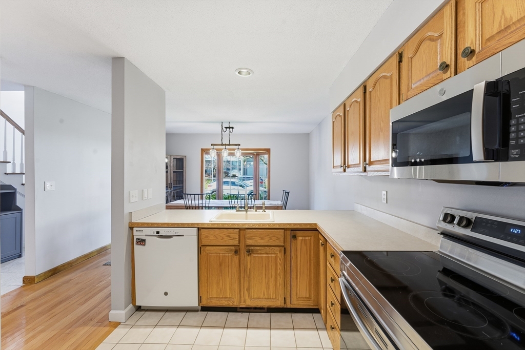 36 Shady Brook, Unit 36 West Springfield, MA 01089 - Photo 7 of 20 a kitchen with a stove and a microwave