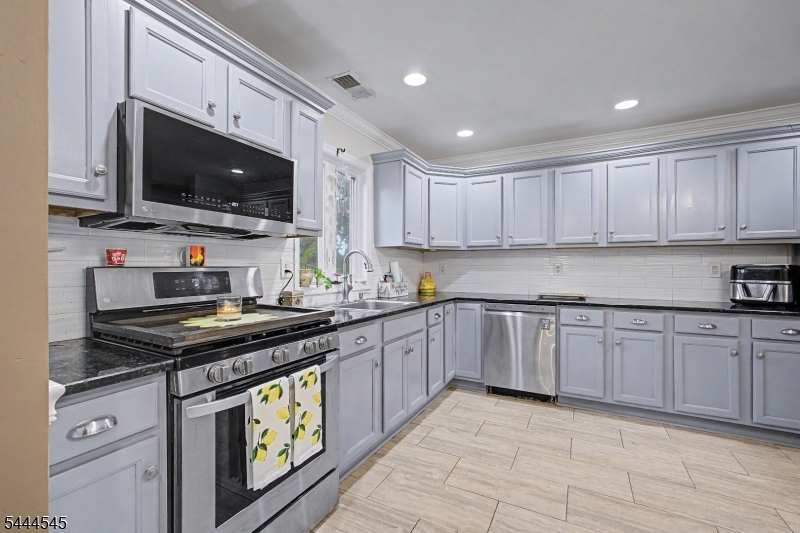 453 Huntington Road Union, NJ 07083 - Photo 7 of 28