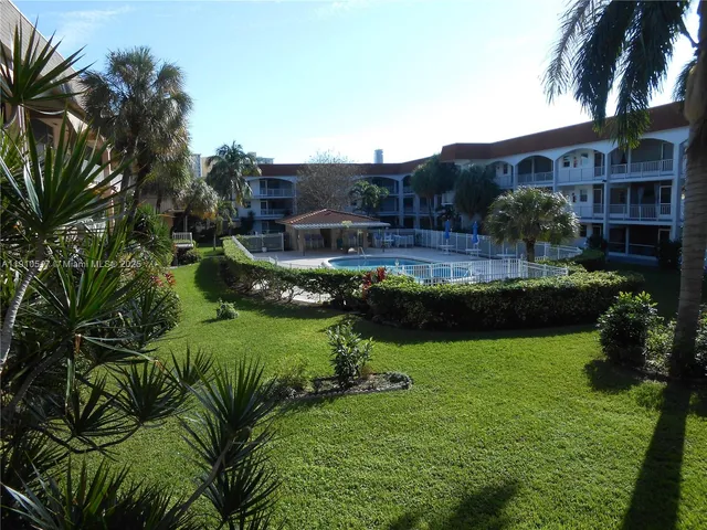 $1,600 | 581 Blue Heron Drive, Unit 309B, Hallandale Beach, FL 33009