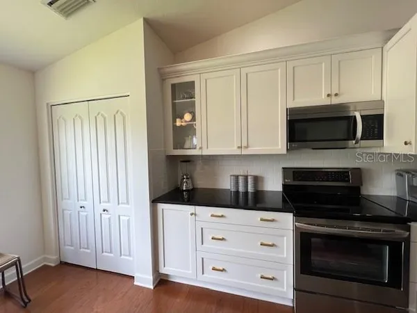$4,500 | 5270 Hyland Hills Avenue, Unit 1724, Sarasota, FL 34241