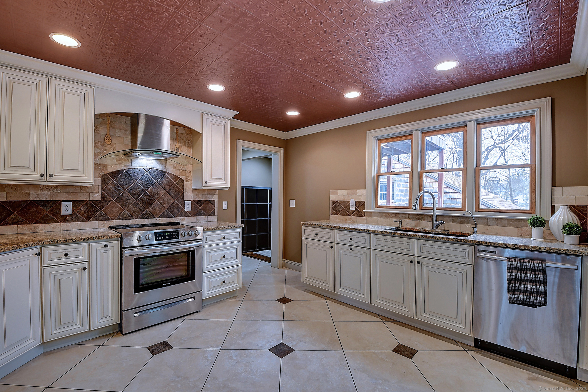 186 Raymond Road West Hartford, CT 06107 - Photo 7 of 39
