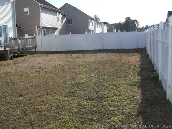 a view of a backyard