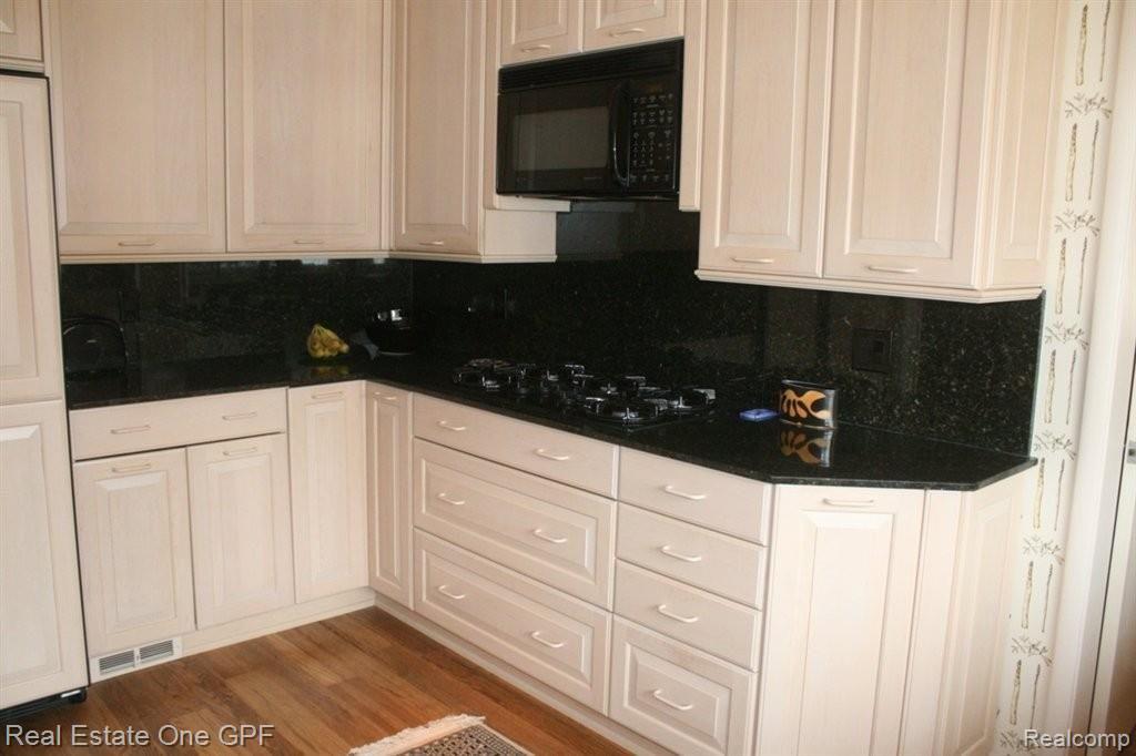 36 Harbor Hill Road Grosse Pointe, MI 48236 - Photo 6 of 16 6 7343 kitchen.jpg
