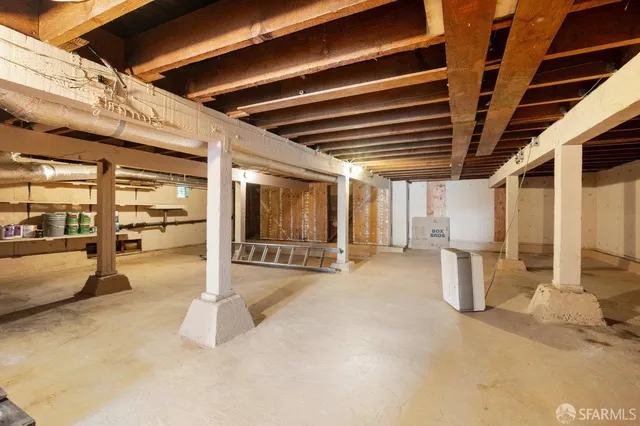 a view of a fountain in the front of a house with a fountain