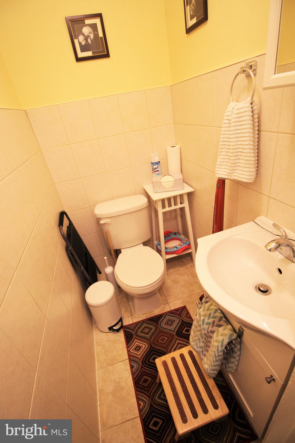 304 Ridgeway Street Philadelphia, PA 19116 - Photo 12 of 25 Powder room