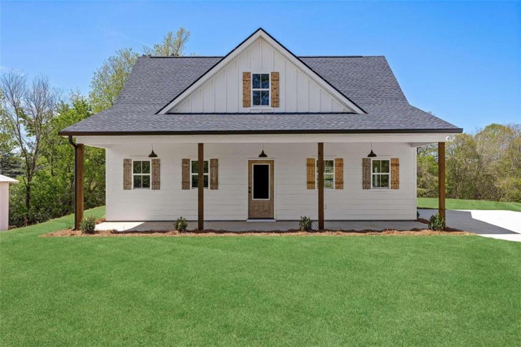 a house that is sitting in the grass