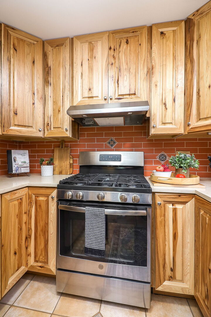 4493 Capstan Drive Hoffman Estates, IL 60192 - Photo 11 of 26 a stove top oven sitting inside of a kitchen