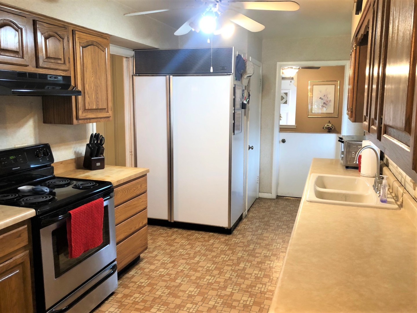 408 North Aldine Avenue Park Ridge, IL 60068 - Photo 5 of 12 a kitchen with a stove and a refrigerator