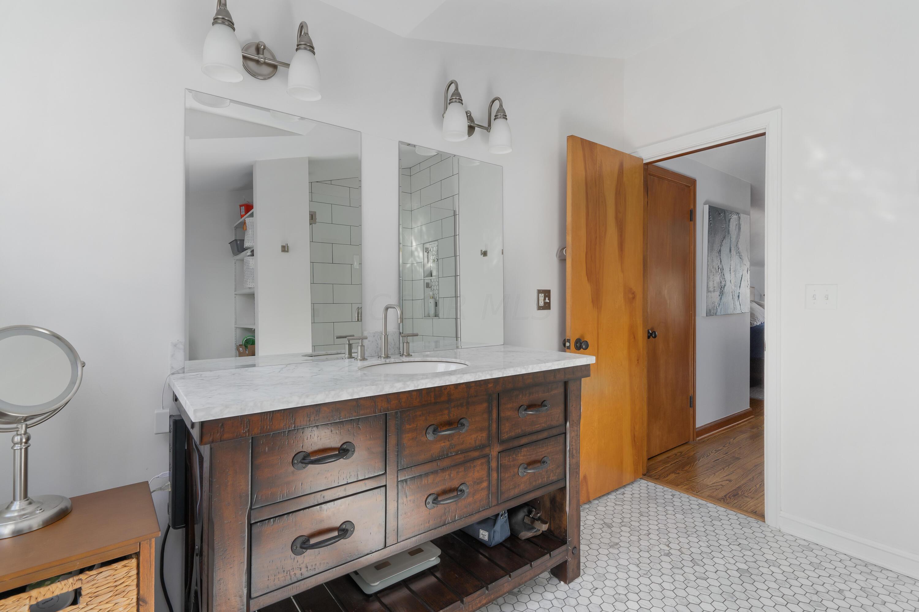 132 Nottingham Road Columbus, OH 43214 - Photo 21 of 37 Owner's Suite Bath