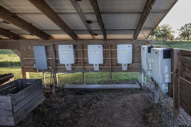 a view of a back yard