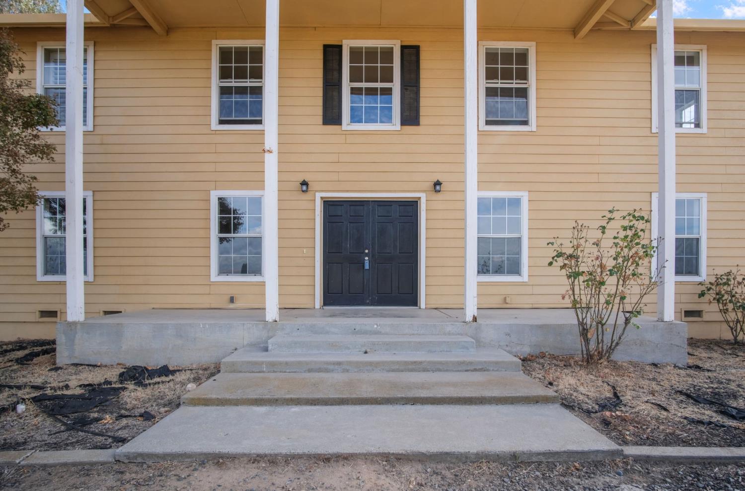 18624 Lake Road Hickman, CA 95323 - Photo 7 of 34 a front view of a house