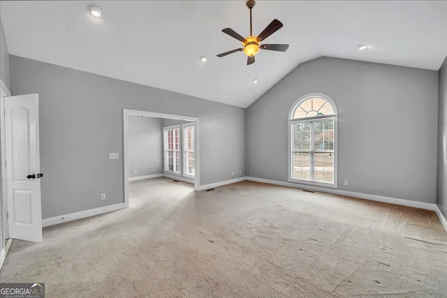 a view of a backyard