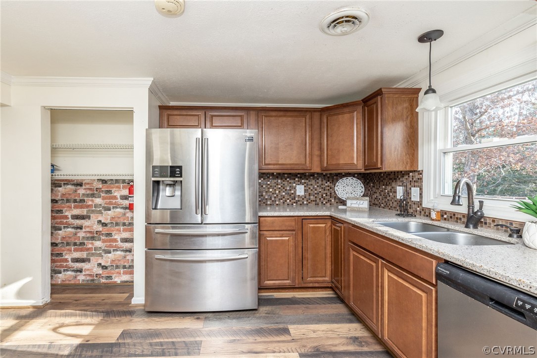 10112 Ridgerun Road Chesterfield, VA 23832 - Photo 8 of 27 a kitchen with stainless steel appliances a refrigerator sink and cabinets