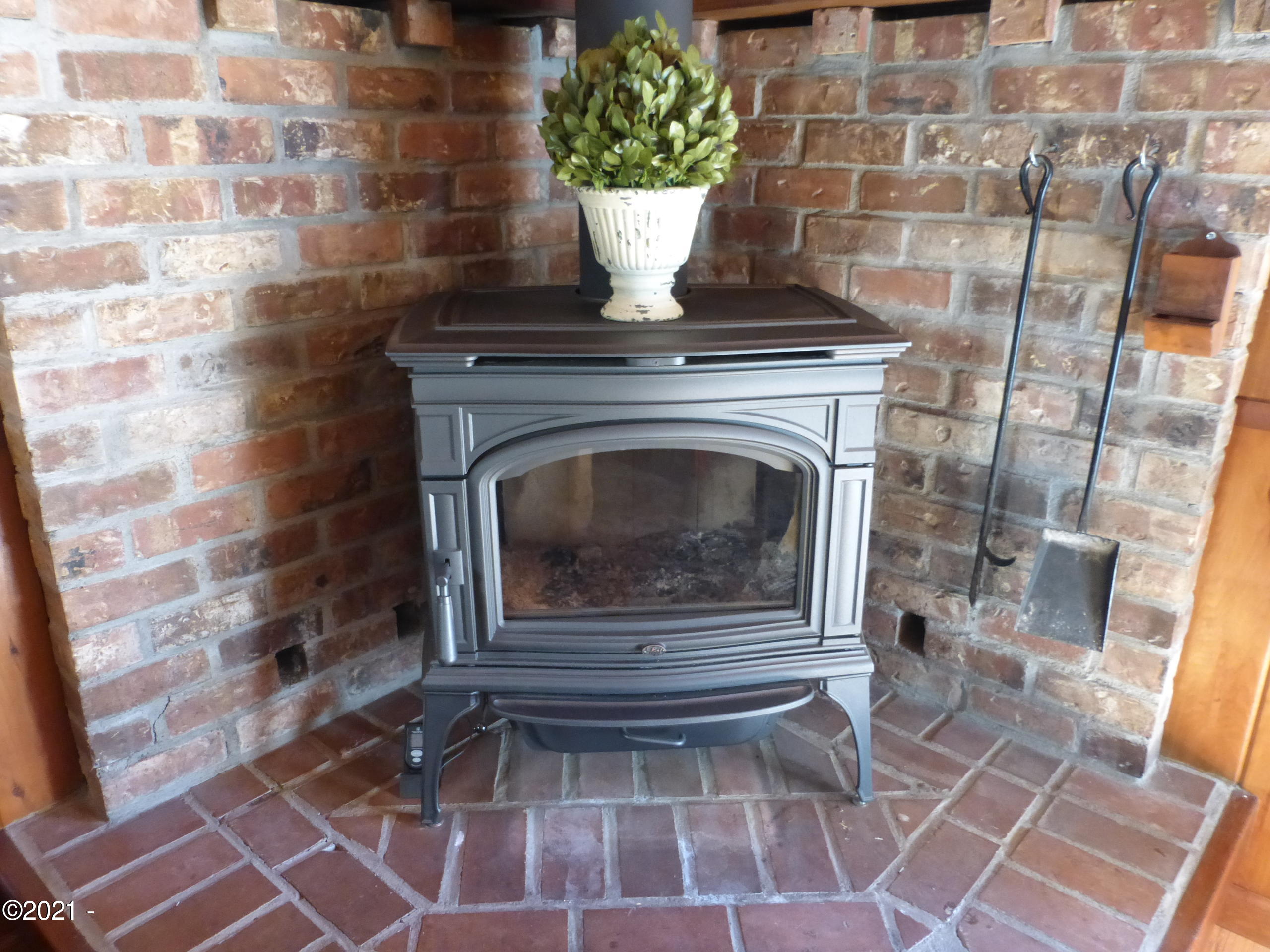 1435 Northeast Wagon Road Toledo, OR 97391 - Photo 17 of 51 Lopi woodstove