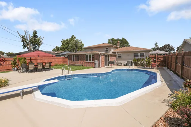 $469,900 | 8612 Jefferson Avenue, Munster, IN 46321