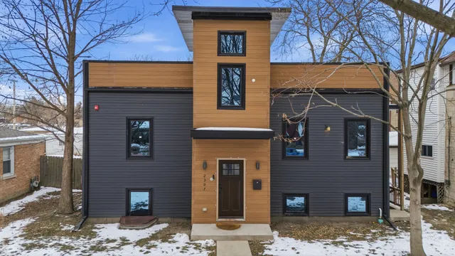 $2,700 | 2307 Lake Street, Unit 2, Evanston, IL 60201