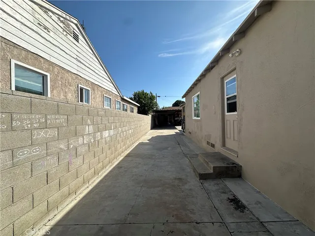 a view of a house with backyard