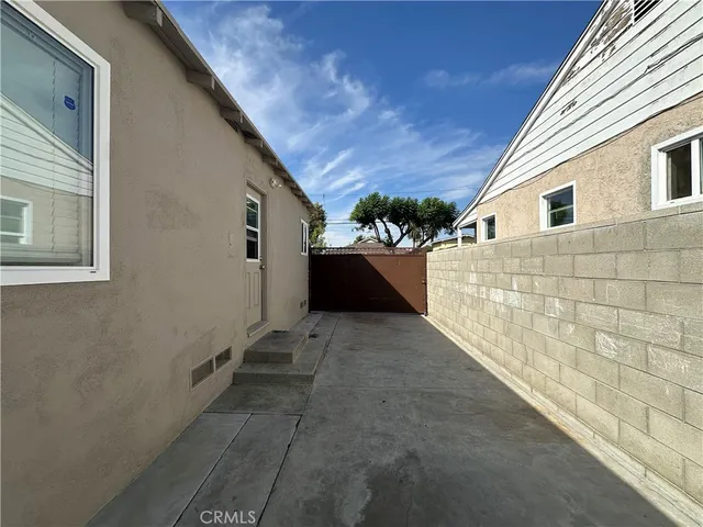 a view of back yard of the house