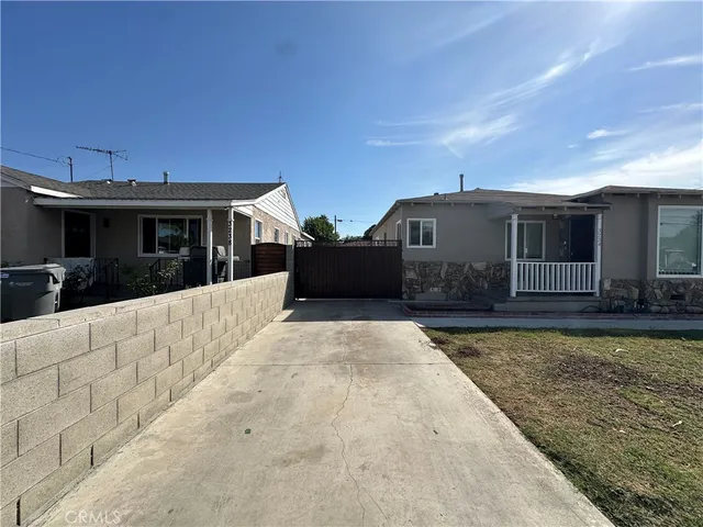 a view of a house with backyard and sitting area
