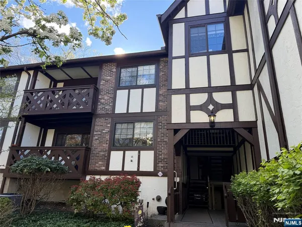 $2,585 | 2308 Hemingway Lane, Unit 2308, Mahwah, NJ 07430