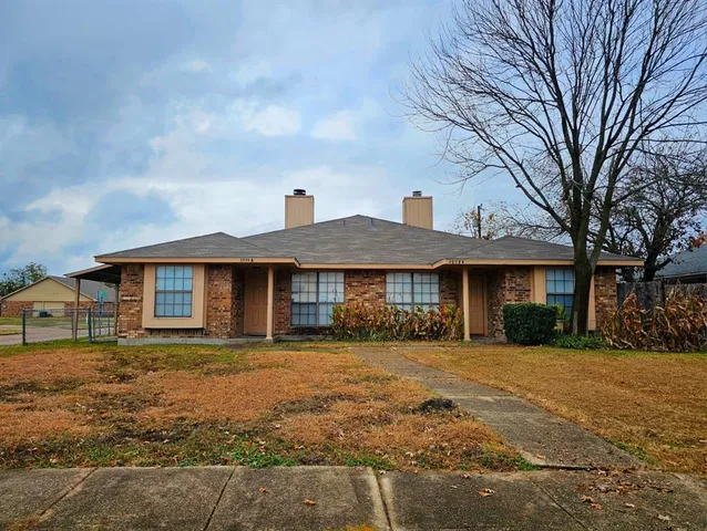 a view of a yard in front of a house