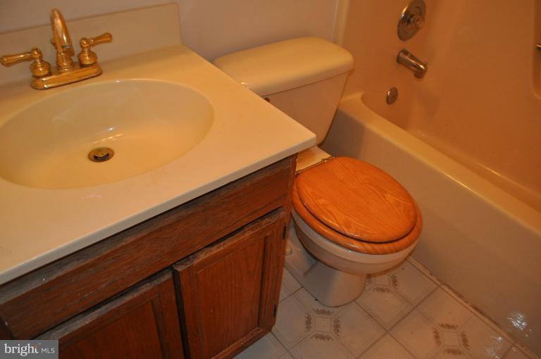 7794 East Shore Road Pasadena, MD 21122 - Photo 2 of 21 Bath