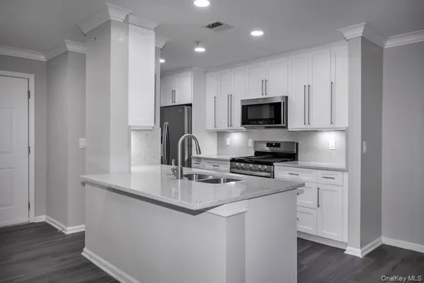 $3,295 | 1 Charles Pond Drive, Unit 5531, Coram, NY 11727