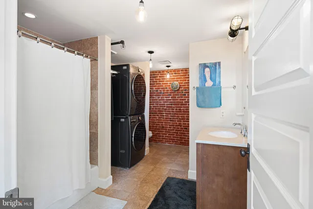 a en suite bathroom with a sink and a mirror