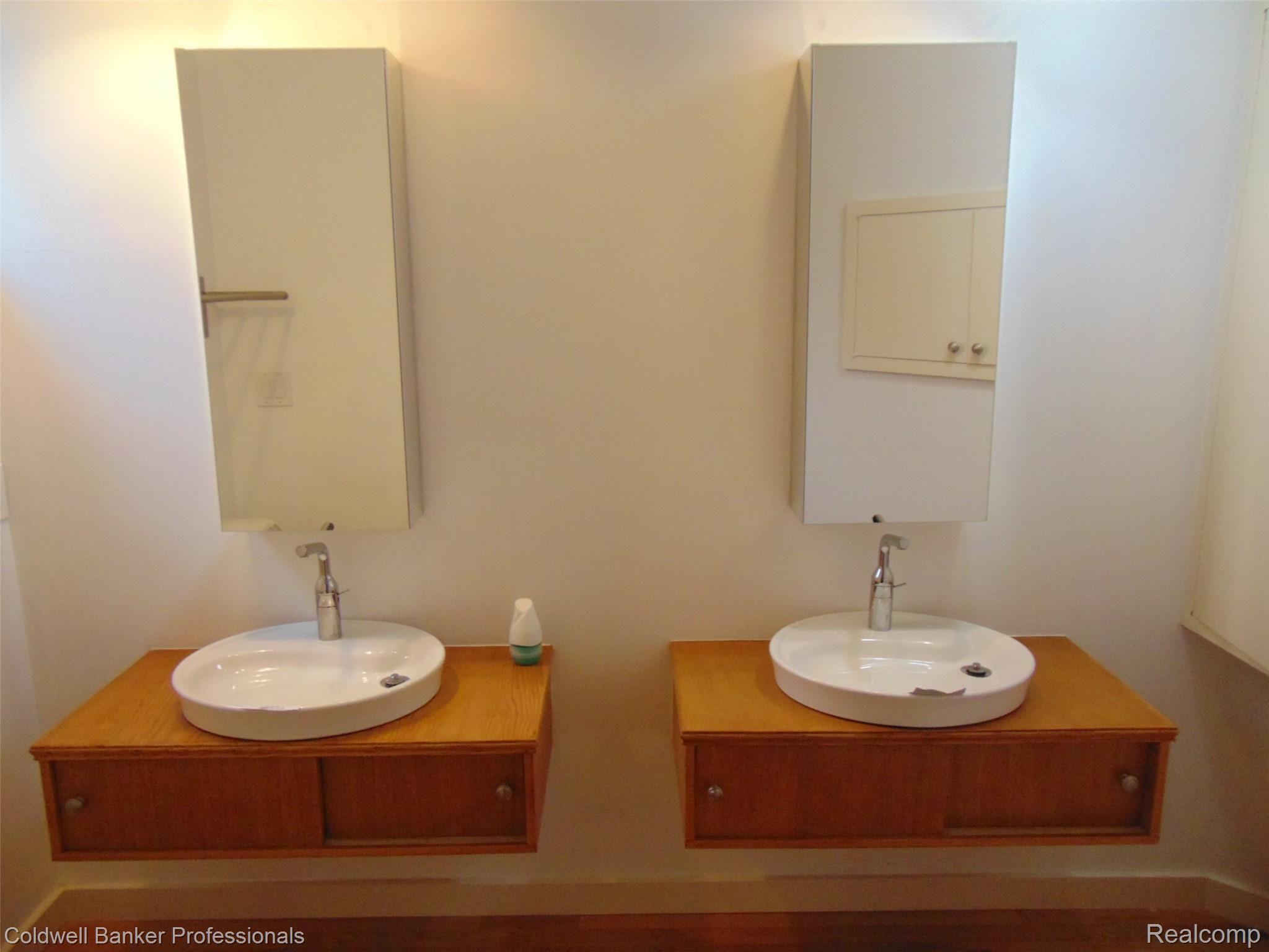 164 Baldwin Road Birmingham, MI 48009 - Photo 36 of 52 2nd floor hallway bath