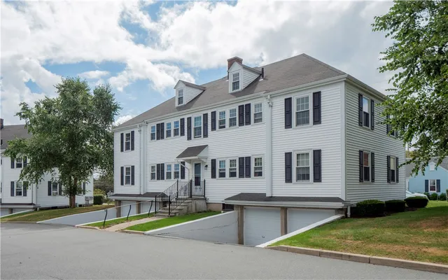 $2,150 | 56 Phelps Road, Unit D, Middletown, RI 02842
