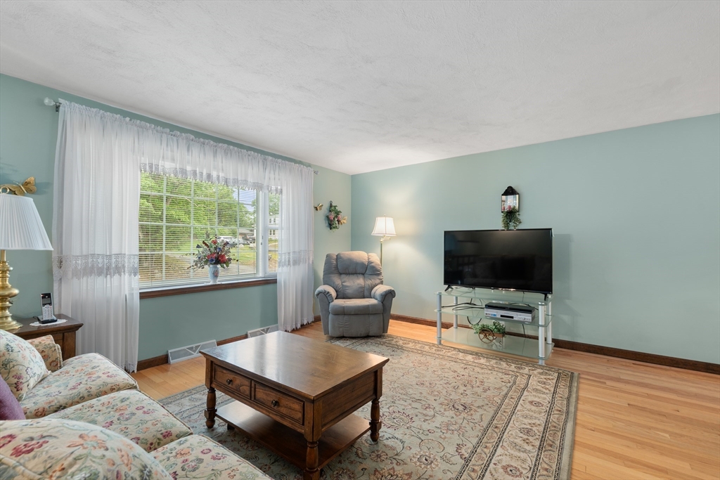 55 Glen Road Wilmington, MA 01887 - Photo 4 of 32 Gallery Image 4
