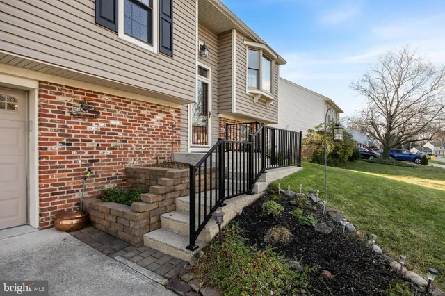 a view of a house with backyard and a garden