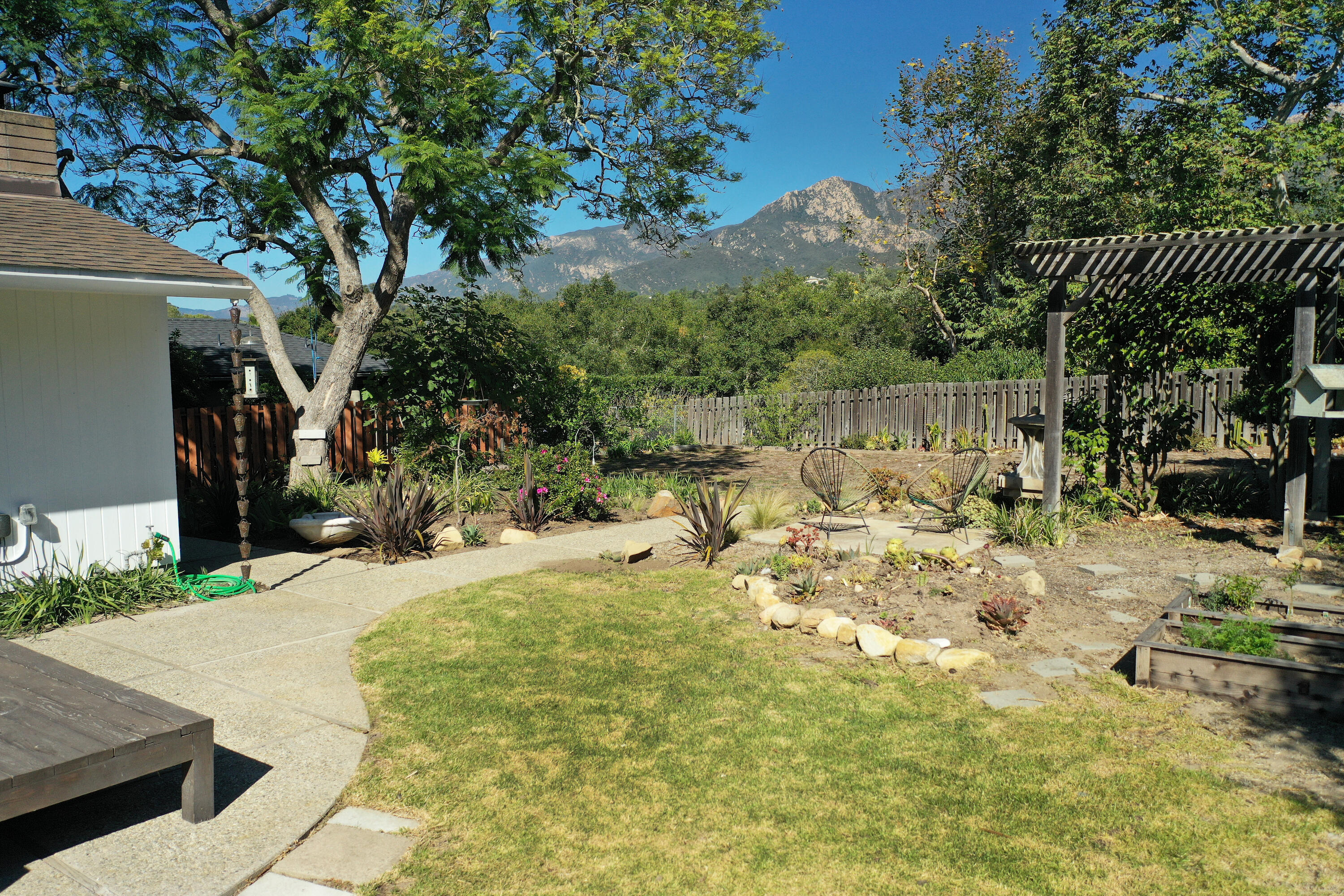 939 Mission Ridge Road Santa Barbara, CA 93103 - Photo 20 of 24 a view of backyard of house