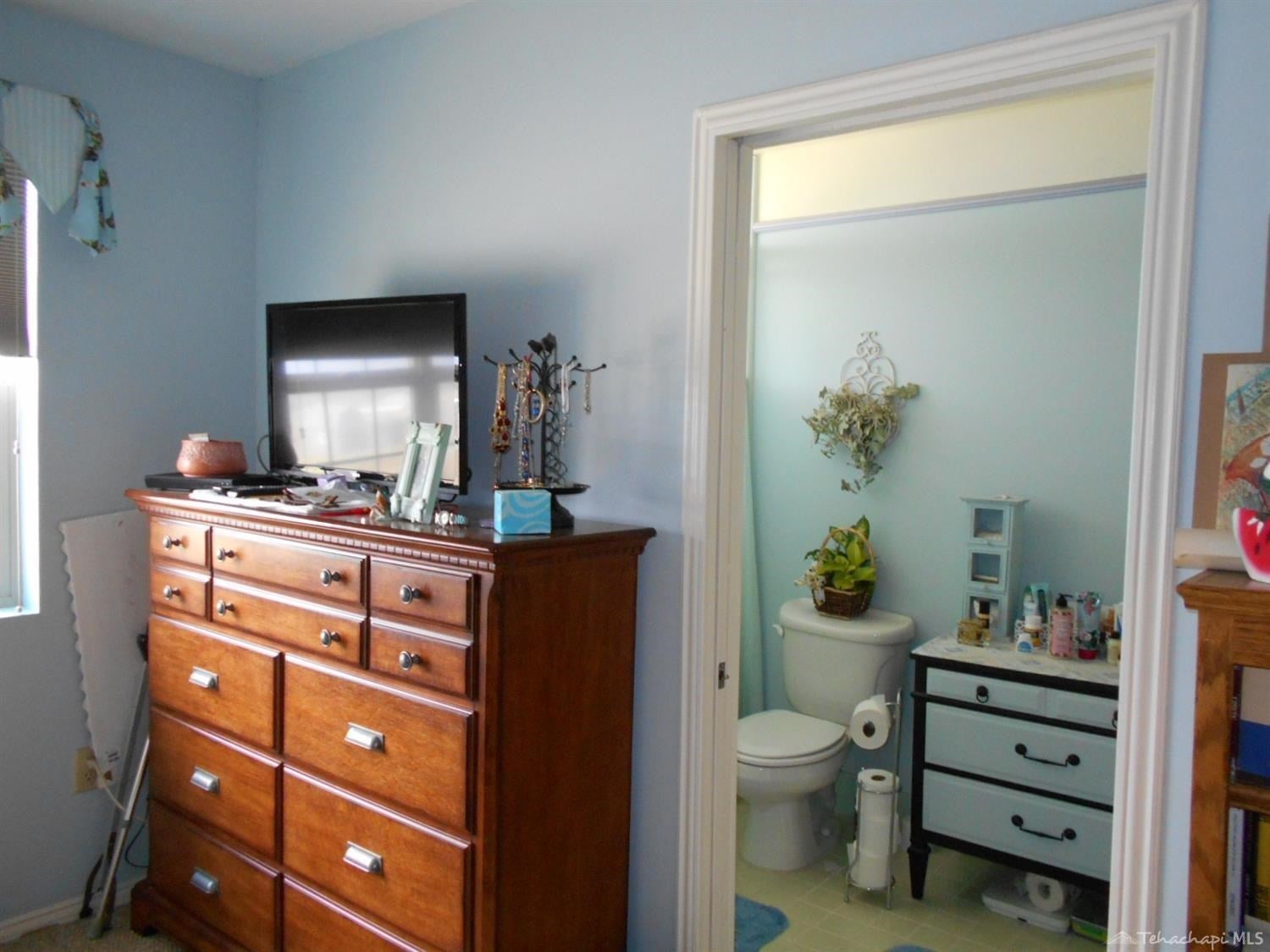 19341 Apache Street Tehachapi, CA 93561 - Photo 26 of 62 Guest bedroom w/Jack&Jill bath to hallway