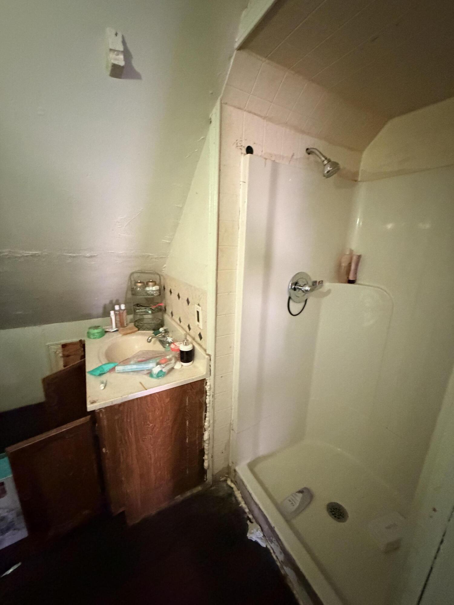 1304 West Ring Street Milwaukee, WI 53206 - Photo 17 of 20 Upper Bathroom